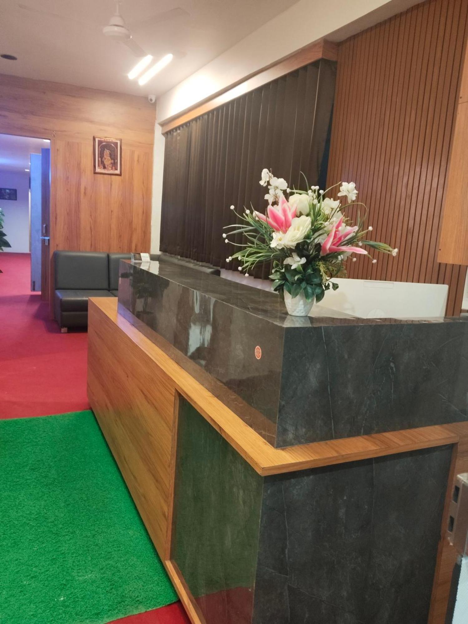 Hotel Royal Relax Gandhinagar Buitenkant foto
