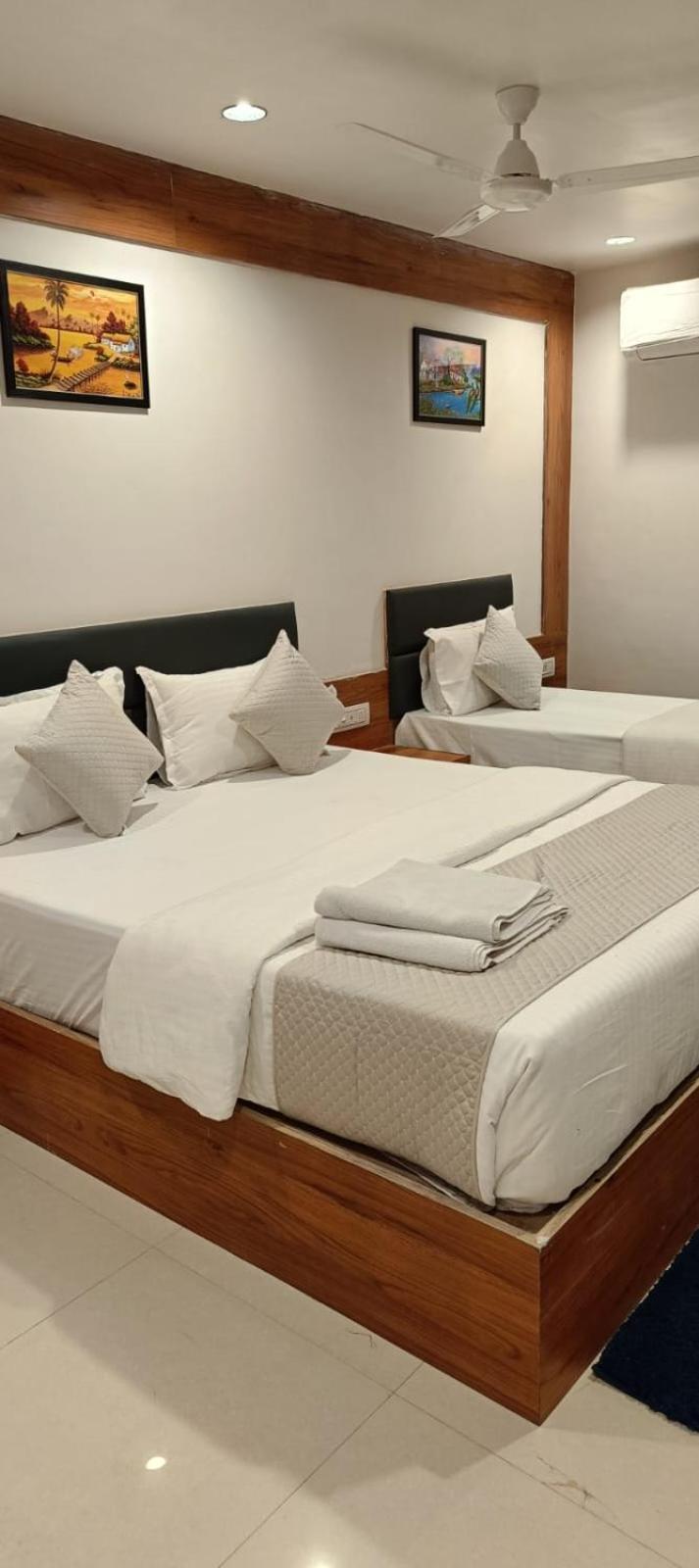 Hotel Royal Relax Gandhinagar Buitenkant foto